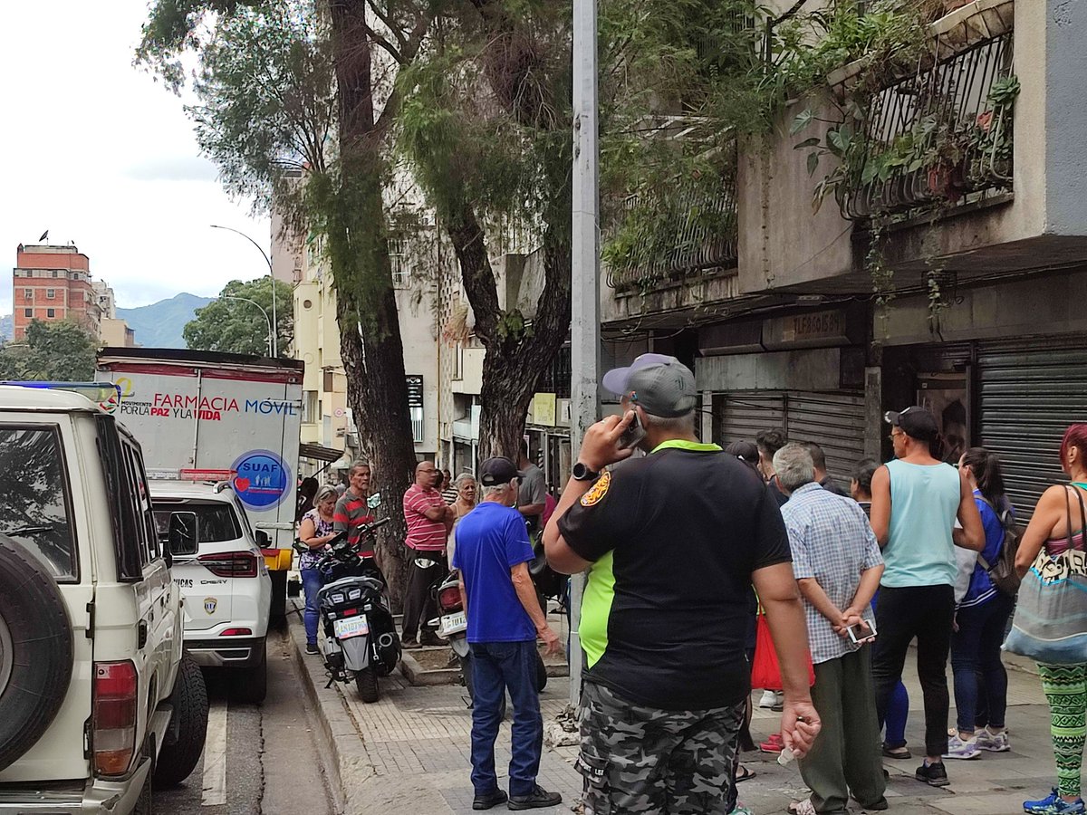 RobertLobo_'s tweet photo. En horas de la madrugada asesinaron a Anthony Nuñez (28), dentro de su barbería en la Av. Baralt, Caracas. 
Me cortaba el cabello con él desde hace 3 años. Un chamo súper sano y trabajador, con sueños por delante. 
Se presume q fue para robarlo. El Cicpc adelanta averiguaciones https://t.co/Wj24dWjHFj