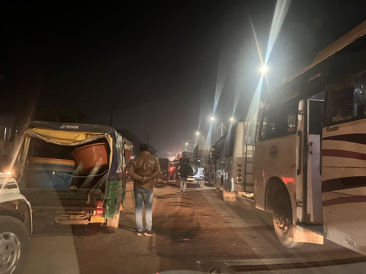 prsingh0108's tweet photo. @satna_sp there is a huge traffic near on resort , please send help asap, there is ambulance stuck in between 

#sos @Collector_Satna @narendramodi  @GaneshSingh_in @panditratnakar https://t.co/J3tIlOKHYV