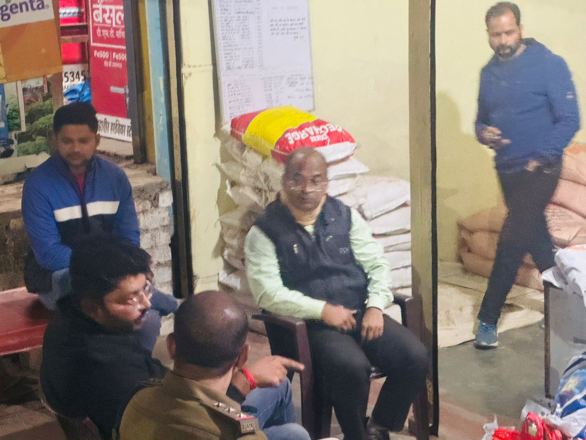 vidishadm's tweet photo. सिरोंज एसडीएम श्री हर्षल चौधरी ने बताया कि सिरोंज में सिद्धि विनायक ट्रेडर्स पर यूरिया विक्रय का परीक्षण क्रय कर कराया गया। संबंधित दुकानदार द्वारा निर्धारित मूल्य से अधिक दर पर खाद विक्रय करना पाए जाने पर कृषि विभाग द्वारा दुकान को सील कर पुलिस में प्रकरण दर्ज कराया जा रहा है। https://t.co/o3IEj86qr0