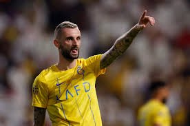 كان مهدد بالإيقاف عن لقاء الاتحاد ووقع في أخطاء يستحق عليها البطاقة الصفراء 

هل شاهدتوا إتحادي طالب بحقوق ناديه في هذا الشأن !! 

سكتم بكتم