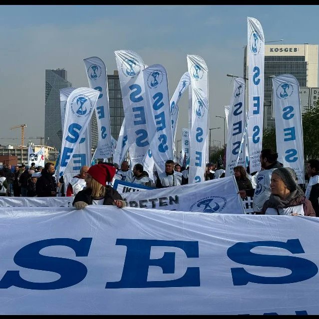 mersinses's tweet photo. İnsanca yaşamak için Vergide adaletin sağlanmasını, az kazanandan az, çok kazanandan çok vergi alınmasını, yoksulluk sınırı üzerinde ücret isteğimizi Tandoğandan  hep birlikte dillendirdik.
@keskgenelmerkezi
@sesgenelmerkezi
#GecinemiyoruzAnkaradayız https://t.co/UQrS8TQKL3