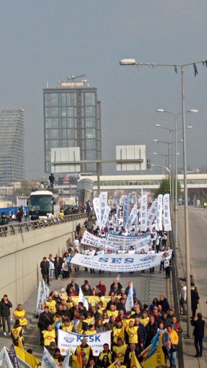 mersinses's tweet photo. İnsanca yaşamak için Vergide adaletin sağlanmasını, az kazanandan az, çok kazanandan çok vergi alınmasını, yoksulluk sınırı üzerinde ücret isteğimizi Tandoğandan  hep birlikte dillendirdik.
@keskgenelmerkezi
@sesgenelmerkezi
#GecinemiyoruzAnkaradayız https://t.co/UQrS8TQKL3