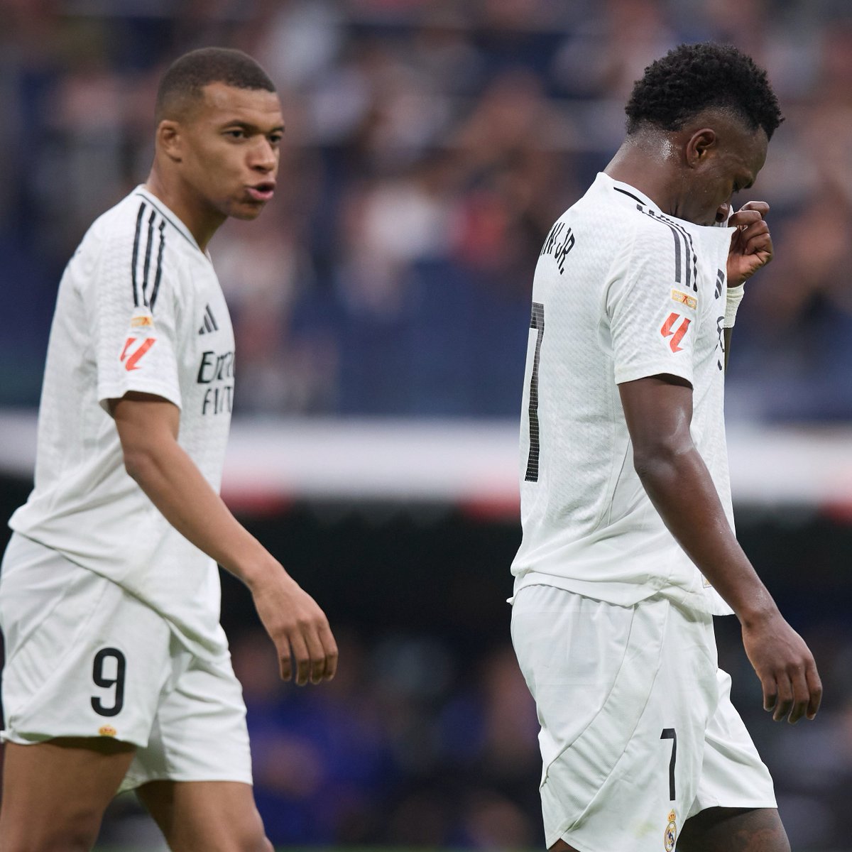 _BeFootball's tweet image. 🚨 Carlo Ancelotti 🇮🇹 :

« 𝗩𝗶𝗻𝗶𝗰𝗶𝘂𝘀 𝗝𝗿 𝘀𝗲 𝗿𝗲𝗻𝗱 𝗰𝗼𝗺𝗽𝘁𝗲 𝗮𝘂 𝗺𝗶𝗹𝗶𝗲𝘂 𝗾𝘂'𝗶𝗹 𝗲𝘀𝘁 𝘁𝗿𝗲̀𝘀 𝗱𝗮𝗻𝗴𝗲𝗿𝗲𝘂𝘅 ».

« 𝗗𝗲 𝗽𝗹𝘂𝘀, 𝗷𝗲 𝗽𝗲𝗻𝘀𝗲 𝗾𝘂𝗲 𝗞𝘆𝗹𝗶𝗮𝗻 𝗠𝗯𝗮𝗽𝗽𝗲́ 𝗲𝘀𝘁 𝗮̀ 𝗹’𝗮𝗶𝘀𝗲 𝗮̀ 𝗴𝗮𝘂𝗰𝗵𝗲 ».

(CP)