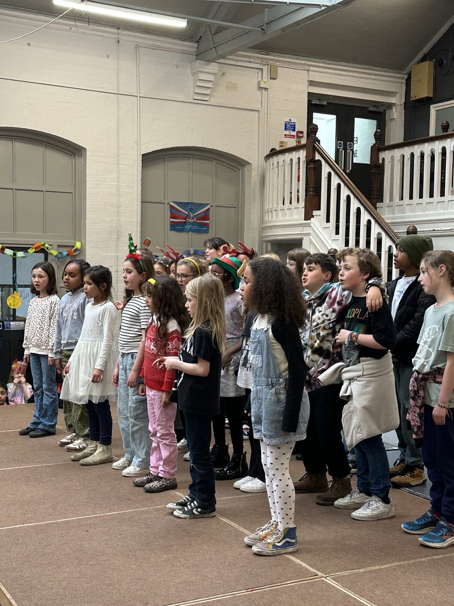 The ⁦<a href="/RosendaleSchool/">Rosendale School</a>⁩ Christmas Choir in festive mood at the Winter Fair. All this and Santa too! 🎄🎄🎄