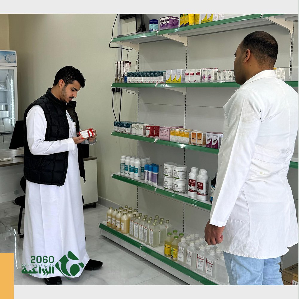 رئيس مجلس إدارة #شركة2060الزراعية ، يتفقد احتياجات صيدليات عيادة شول البيطرية التابعة للشركة ... 
عيادات شول البيطرية: مزودة بأحدث التقنيات الألمانية و تعمل كلياً بالطاقة الشمسية النظيفة وتوفر جميع المعدات و الادوية اللازمة لتقديم الفحوصات و التطعيمات و جميع معدات العمليات
