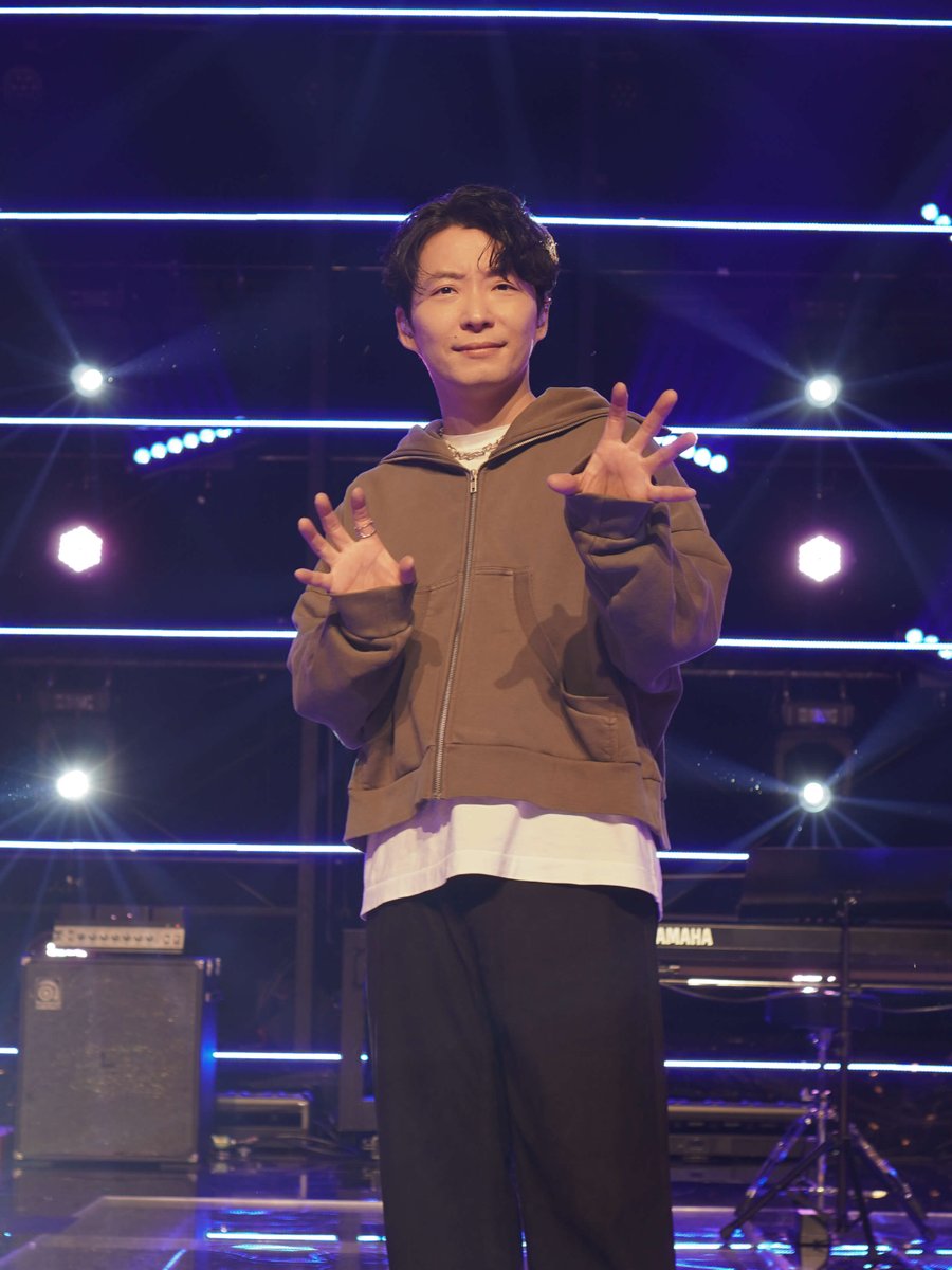 gen_senden's tweet photo. 星野源が「ベストアーティスト 2024」 に出演！
「喜劇」「光の跡」2曲続けてたっぷりとお届けしました。いかがでしたか？
感想はコメントや #ベストアーティスト #星野源 までお待ちしています✏️
 
次は12/4(水)放送の「2024 FNS歌謡祭 第1夜」でお会いしましょう！ https://t.co/Qi51fHdbzw