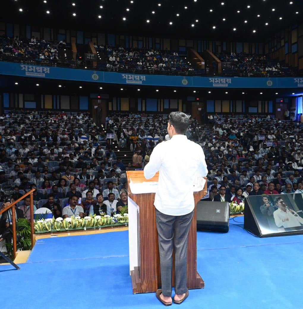 AITCofficial's tweet photo. The announcement of the 'Sebaashray' initiative by our Hon'ble MP, Shri @abhishekaitc was met with applause from the attendees. 

The heartfelt emotions of everyone present at the venue clearly reflected the widespread appreciation for this noble initiative that will bring about effective healthcare and assistance for the residents in Diamond Harbour.