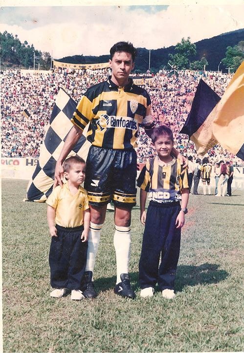 Futboolyalgomas's tweet image. #DatoAurinegro Un día como hoy nace el "Bombardero de Los Pirineos " Andrés Paz @anleopaz El Zaguero Tachirense con más juegos en la Historia (273) 2 titulos como jugador 1 título como asistente 
21 Goles 
5 Libertadores 
1er Tachirense en Marcar en el #ClasicoModerno 
Vinotinto