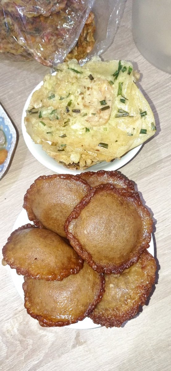 Kl lagi dirumahku ibuku selalu blng "aku makan trs disini sampe kekenyangan banget tp masih PGN trs makan pdhl kl d rumah secukupnya kalo makan" trs kita ketawa bareng soalnya ibu yg bawa smua makanan dr rumah aku cm masakin sayur aj SM bikin minum. KY gini trs sampe aku tua ya💖