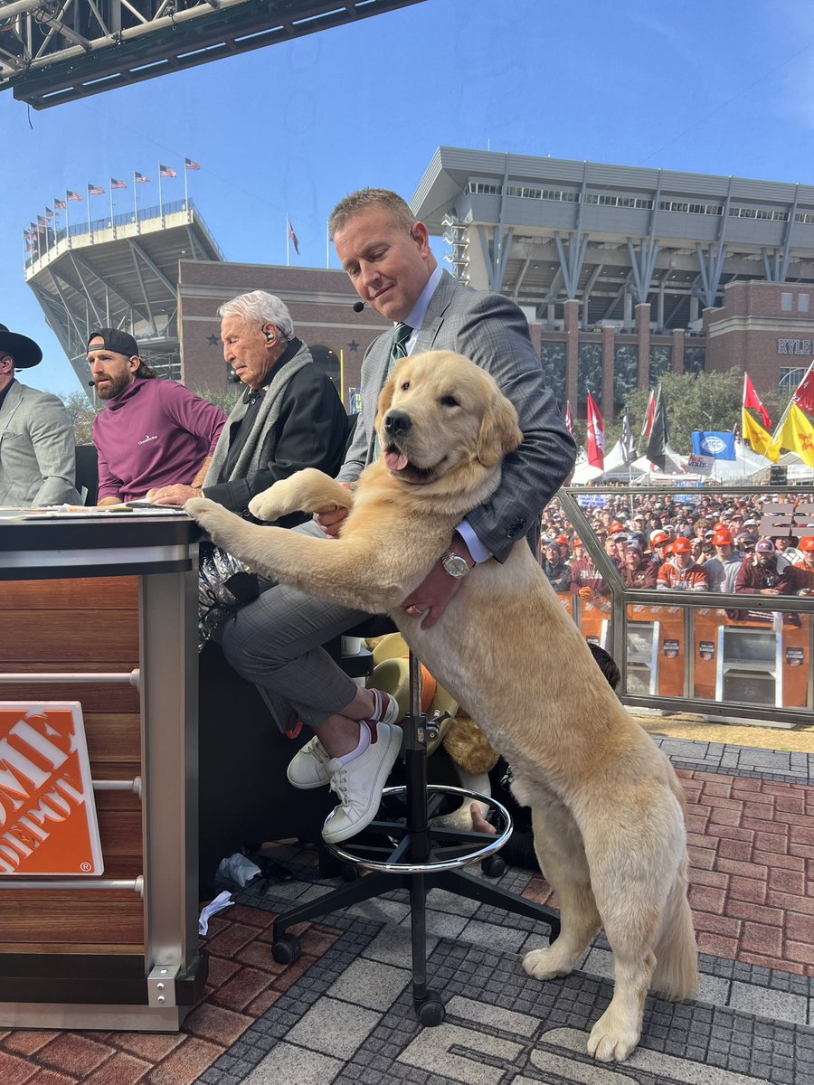 KirkHerbstreit's tweet photo. From @CollegeGameDay to post show on the bus! https://t.co/GqrBXYXtEP