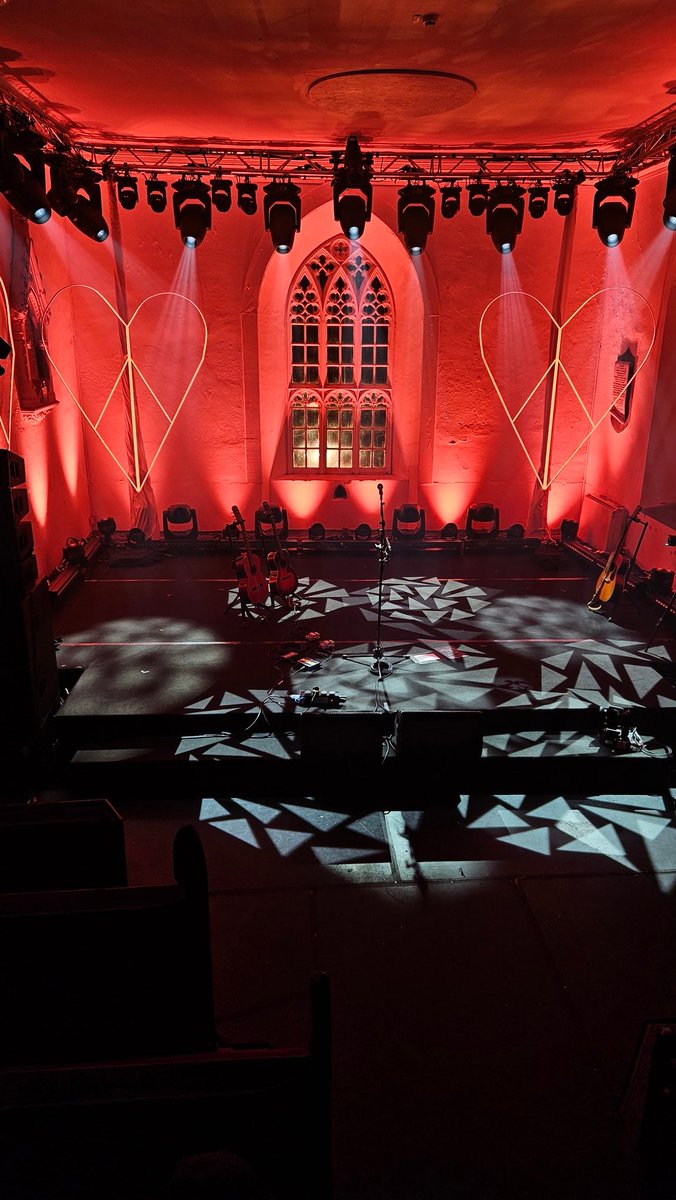 Laura Marling is just to take to the stage...join us now! tinyurl.com/yz7yk7ud