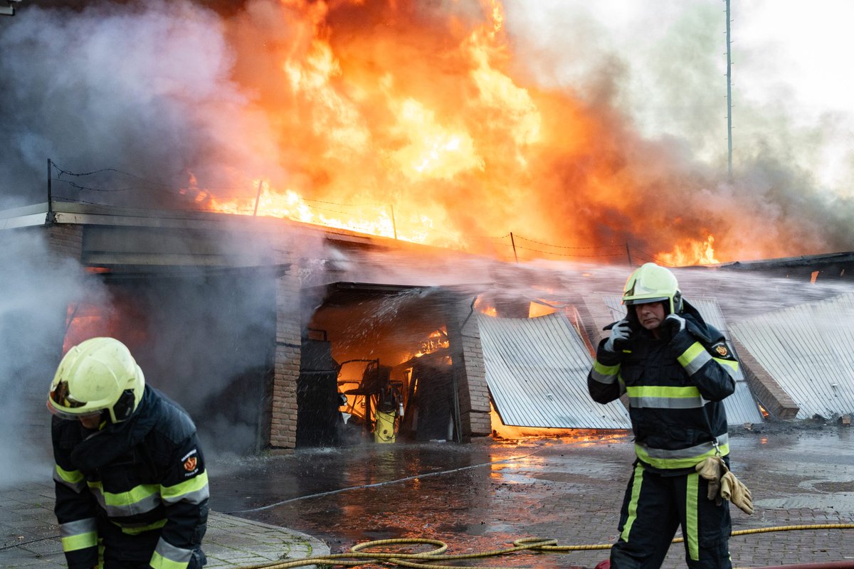 Explosies en grote brand verwoest garageboxen in Wolvega