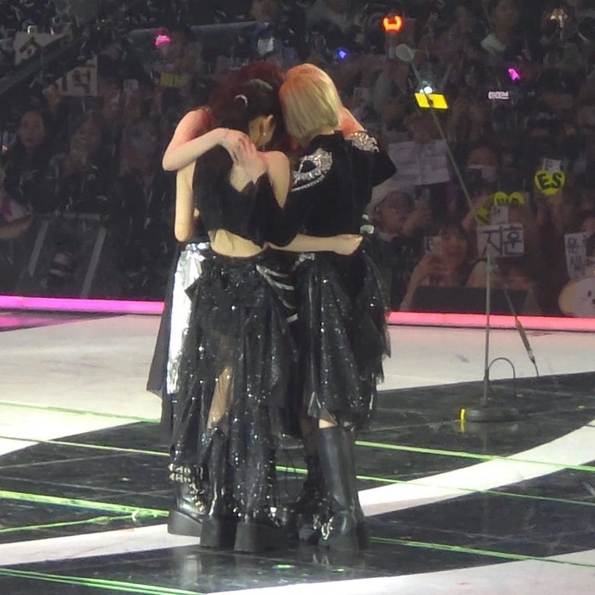 aespa получила сегодня 3 главные награды:
Песня года
Артист года
Альбом года 
И ещё 4 других наград. Настоящие королевы. Встали на равне с BTS уже на двух церемониях. 👀