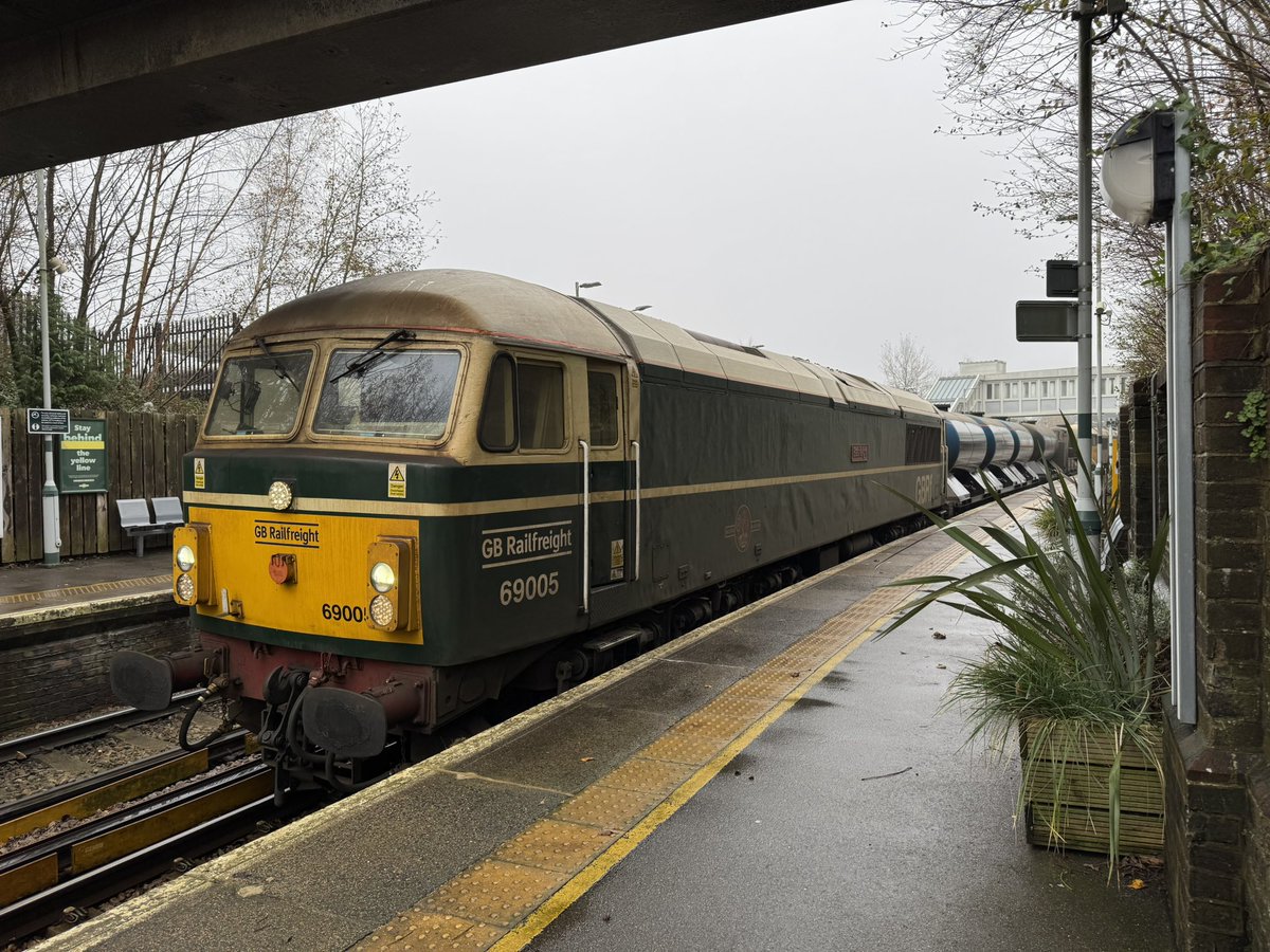East Green-stead? 
69005 at East Grinstead earlier today with the last Saturday 3W90 of the season. One week left to go then it’s onto SITT (snow &amp; ice treatment train) season through winter.