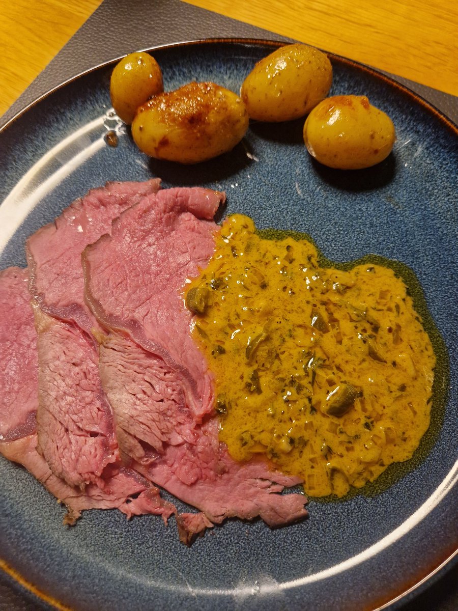 80Grad-Bio-Roastbeef, Café de Paris Sauce, karamellisierte Drillinge. #saturdayfoodporn