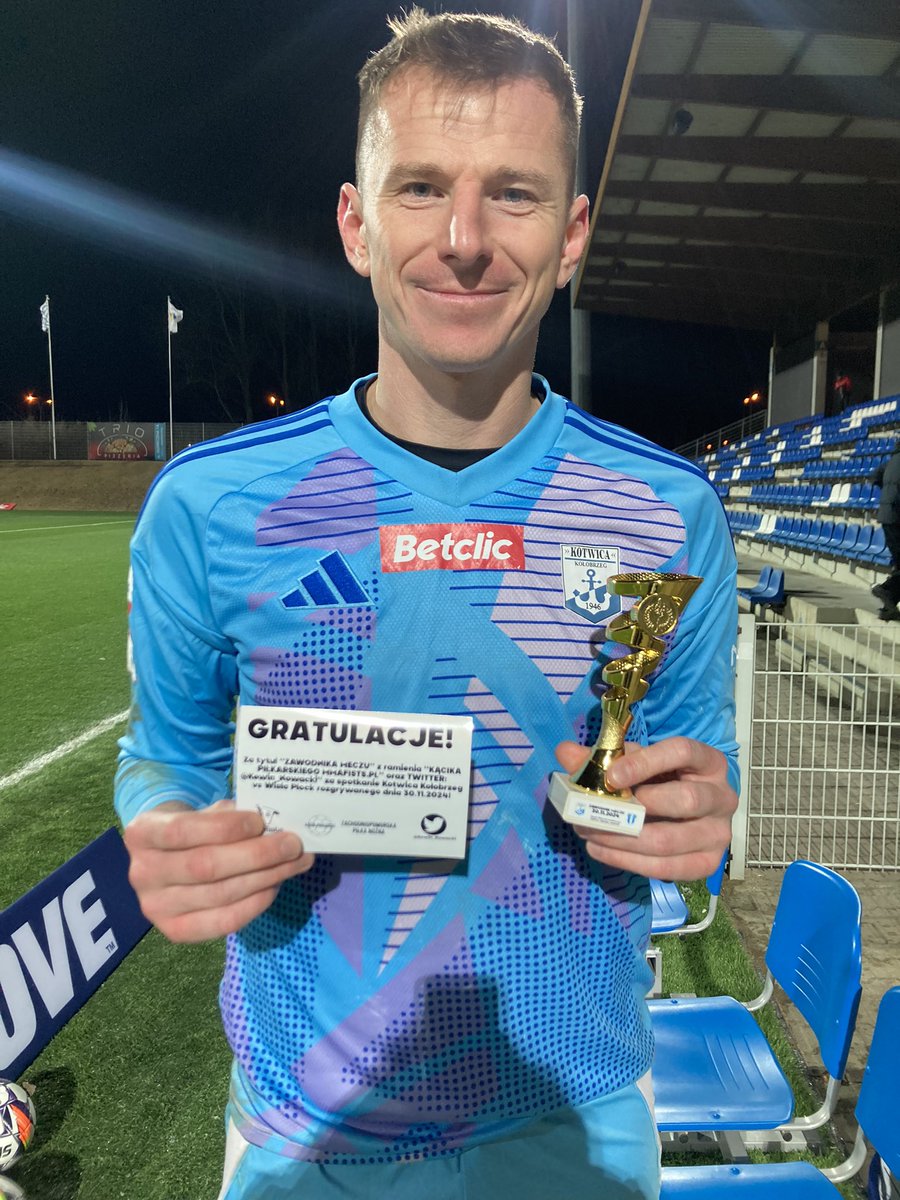 Zawodnikiem meczu Kotwica Kołobrzeg - Wisła Płock naszym zdaniem został Marek Kozioł i ramienia Kącika Piłkarskiego <a href="/MMAfistsPL/">MMAfists.pl</a> odebrał statuetkę💪🏼