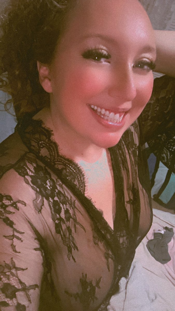 Sisilynn30's tweet image. I'm a single mama, I'm fun, I'm talkative, Italian and Swedish with a dash of French. Im a hopeless romantic. I work hard and this is something that keeps me afloat along with bartending and housekeeping #gettoknowme #love #onlyfans