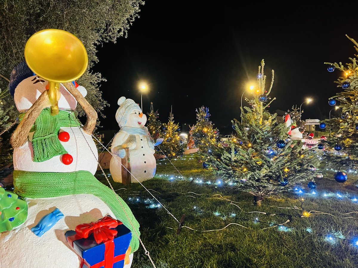Coup d’envoi des décorations de Noël à #Lucciana, avec la crèche sur le rond point de Crucetta 🔽