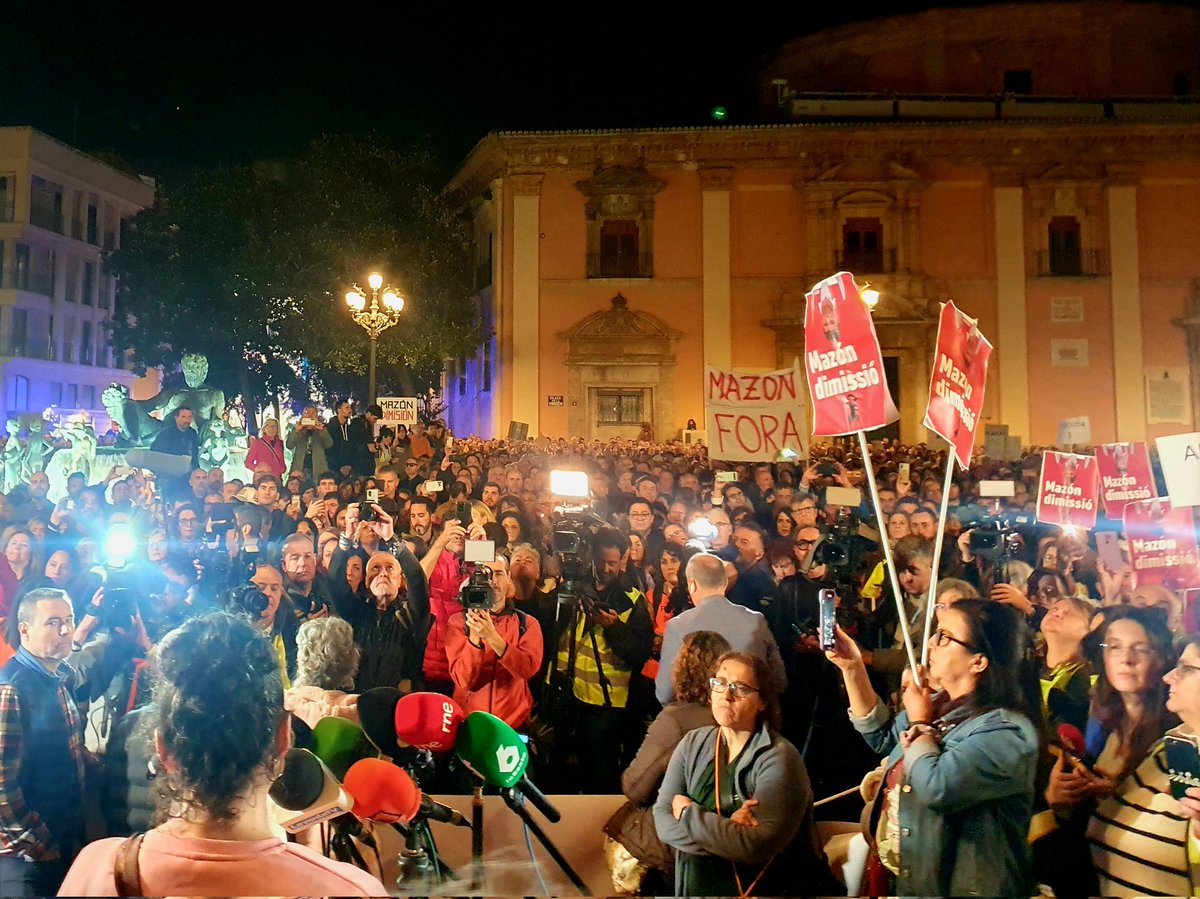 Hemos llegado a la Plaza de la Vírgen. Exigimos UN MES después de la catástrofe, responsabilidades y q los criminales q con su negligencia e incompetencia dejaron morir a 222 personas, paguen. ¡JUSTICIA!.

#MazonDimissió 
#CriminalitatValenciana
#RoviraDimissió
#DanaValència