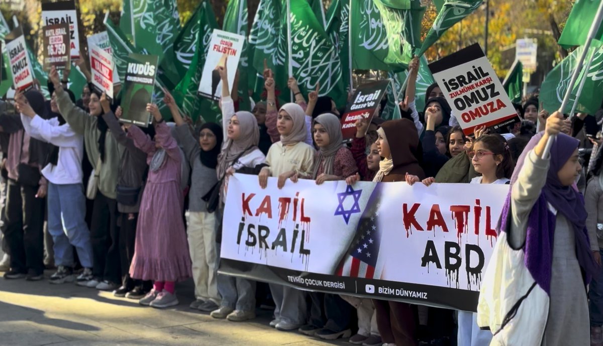 İstanbullu Çocuklardan Gazze'ye Direnişe Bin Selam!

"Tevhid Çocuk Dergisi" ve "Bizim Dünyamız Kanalı" düzenlediği yürüyüş ile Filistin'de yaşanan bu zulme sessiz kalınmaması gerektiğini tekbirlerle duyurdu.

📍 İstanbul