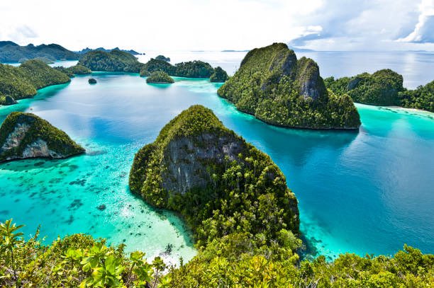 traveltipsx's tweet photo. Dive into the Beauty of Raja Ampat, Indonesia 🏝️🐠

If you’re looking for paradise on Earth, look no further than Raja Ampat, a remote archipelago in Indonesia. Known as the “Crown Jewel of the Coral Triangle,” it’s a dream destination for nature lovers and adventure seekers.

• World-Class Diving: Explore vibrant coral reefs teeming with marine life, including manta rays, sharks, and over 1,500 species of fish.

• Hidden Lagoons: Kayak through crystal-clear waters and discover secret beaches and limestone islets.

• Local Culture: Visit the indigenous villages to experience the warm hospitality of the Papuan people and their traditions.

Travel Tips: Raja Ampat is remote, so plan ahead! Visit between October and April for calm seas and optimal diving conditions.

Whether you’re diving beneath the waves or soaking up the serene beauty of the islands, Raja Ampat is a true slice of heaven. Would you add it to your travel bucket list? 🌍✨

#RajaAmpat #HiddenParadise #IndonesiaTravel #ScubaDiving #TropicalGetaway