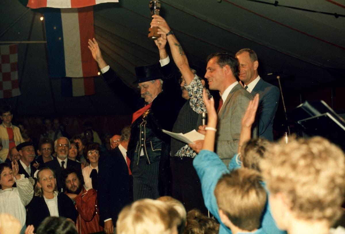 Brabantsfaam's tweet photo. Uit het fotoboek van @DeLaarstukken 1986 meer dan 150 nieuwe foto's op Brabantsfaam van de voorbereiding, de parade en het feest in de tent. #brabantsedag https://t.co/P76oZE0cpr