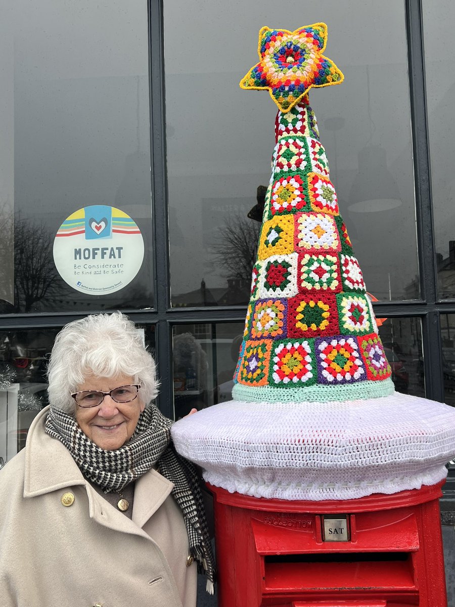 Members of Moffat’s #KnitAndNatter have scaled new heights with this year’s #Christmas #PostboxTopper 🎄
