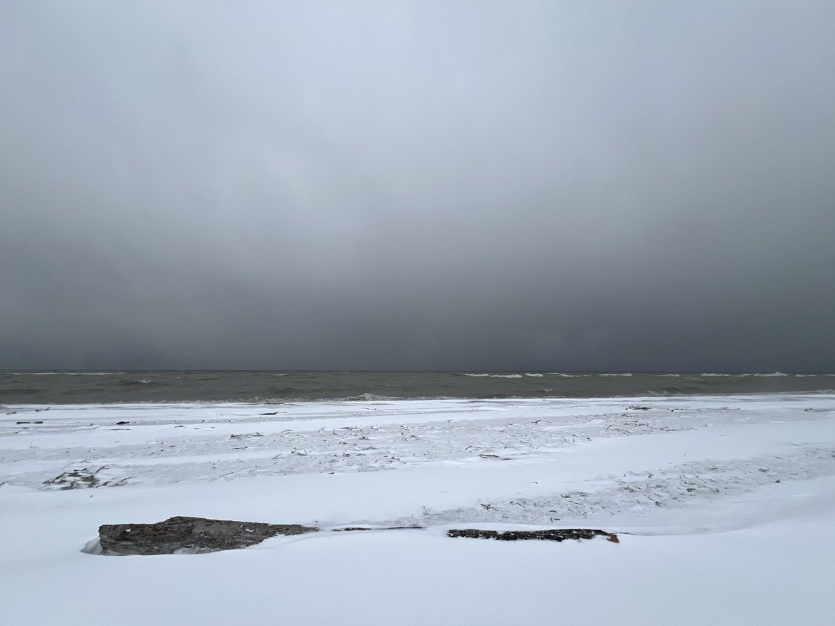 WxSpy's tweet photo. This morning at Headlands, with the mega LES band juuuuust offshore. https://t.co/KZJm4UZBE3