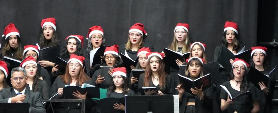 OSUG_ugto's tweet photo. Llegó la magia de la Navidad con nuestro🎼Concierto Navideño✨🎄dirigido a la comunidad universitaria donde estudiantes de nuestra casa de estudios tuvieron la oportunidad de acercarse a la maravillosa música clásica
#OSUG #SomosAbejasUG #DEMAE🎄
@UdeGuanajuato @SistemaCreacion https://t.co/9ez2r18yLc