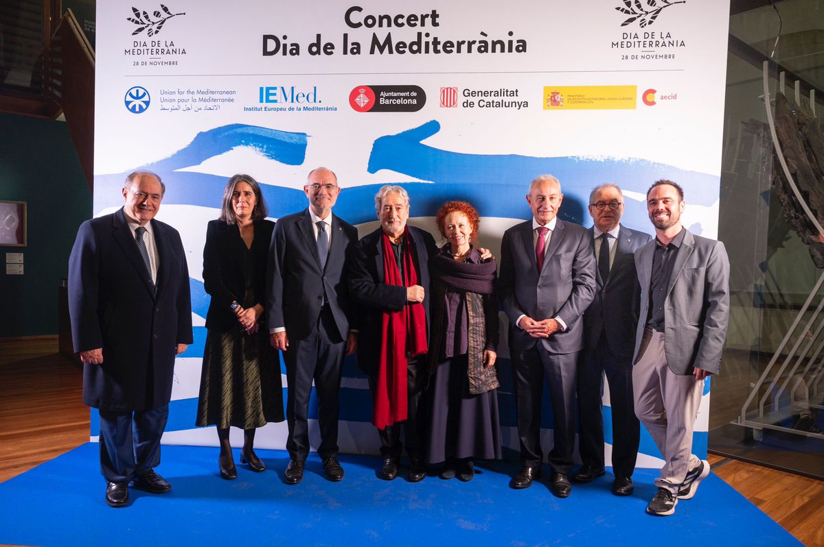 Group photo of representatives from the institutions organising the #MediterraneanDay Concert in Barcelona (UfMSecretariat <a href="/bcn_ajuntament/">Ajuntament de Barcelona</a> <a href="/gencat/">Generalitat de Catalunya</a> <a href="/MAECgob/">Ministerio de Asuntos Exteriores, UE y Cooperación</a> <a href="/IEMed_/">IEMed</a>) with musician <a href="/jordisavall/">Jordi Savall</a>.

Livestream starting at 7:30 PM CET at:

mediterraneanday.com/events/concert….