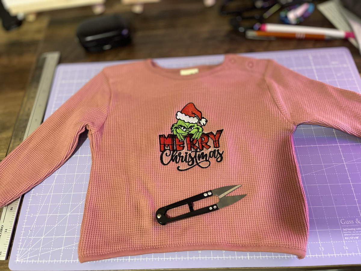 Die Weihnachtszeit ist da! 🎄 Die Stickmaschinen laufen auf Hochtouren und bringen mit roten und grünen Farbtönen festliche Stimmung. Zeit für Wärme, Kreativität und Weihnachtszauber! #helfenfetzt #FestlicheVorbereitungen #Handmade