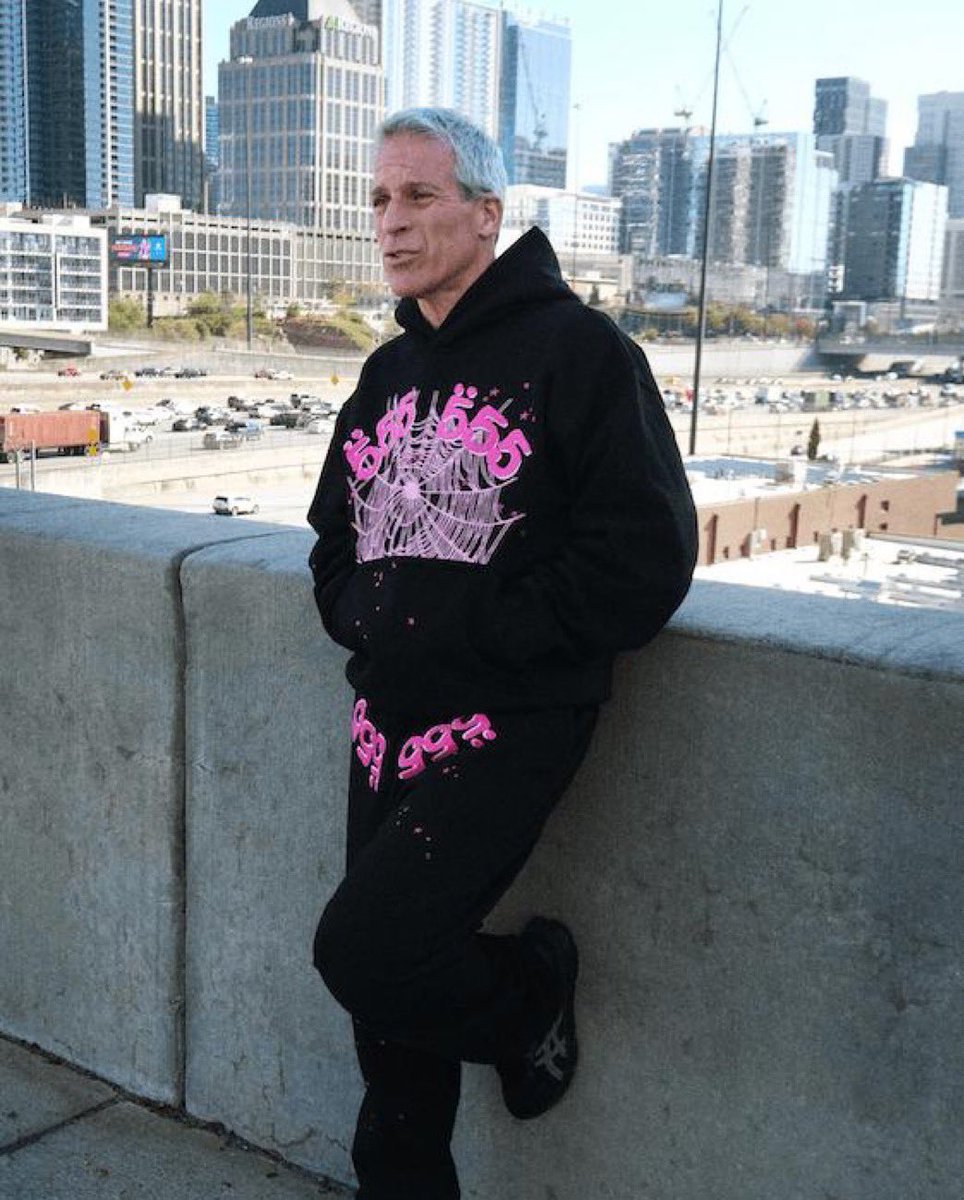 GAFollowers's tweet photo. Young Thug's lawyer Brian Steel proudly poses wearing Young Thug's brand. 💀 https://t.co/fU5PRE7Z84