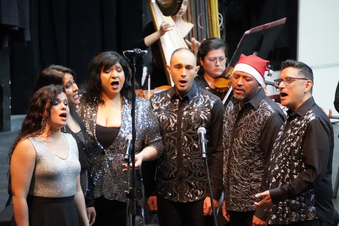OSUG_ugto's tweet photo. ✨🎄El Concierto Navideño fue simplemente formidable.
Bajo la dirección de Consuelo Bolio.
Ensamble Vocal Voz en Punto, Ensamble Coral de la @UdeGuanajuato
#OSUG #NuestraOrquesta #DEMAE #Navidad @SistemaCreacion @cultura_mx https://t.co/PvIKg6inH6