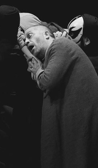 Од вчерашната “Турандот” во Македонската опера и балет.
Го играм последниот соборен крал на Тартарија Тимур.
Трагичен лик кој го носи целиот товар на изгубената моќ.

#МесецНаПучини
📷 Марко Угарковиќ