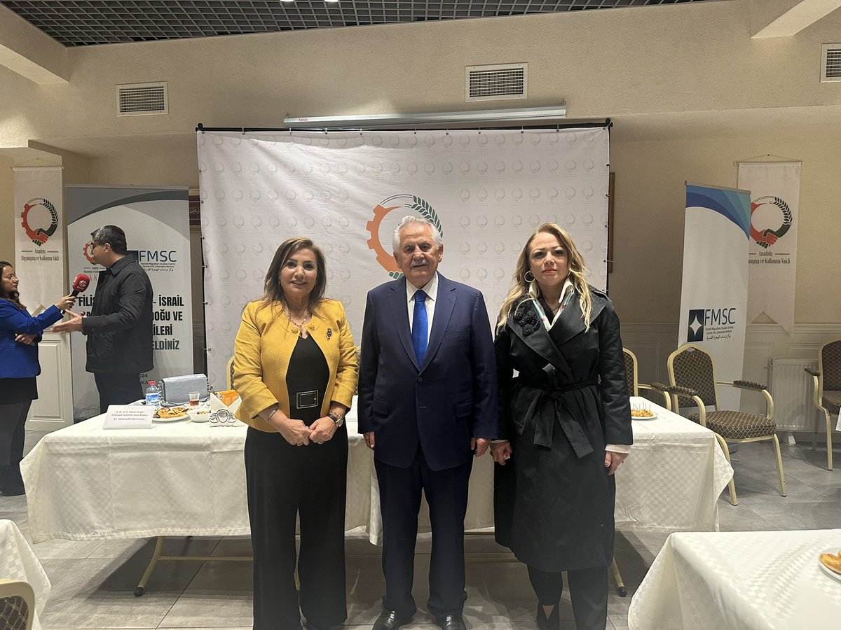profdraysunbay's tweet photo. Filistin, Lübnan ve İsrail Savaşı’nın Ortadoğu ve Türkiye üzerindeki etkileri paneline @DAKAV_ Vakfı Başkanı @hkorkutata Davetiyle katıldık. Prof. Dr. Veysel Ayhan’ın @veysel_hoca moderatörlüğünde, değerli panelistler Dr. Gülşen Yusuf Sağlam  ve Dr. Ogün Duru’nun sunumlarıyla, katılımcıların sorularıyla zenginleşerek gerçekleşti.