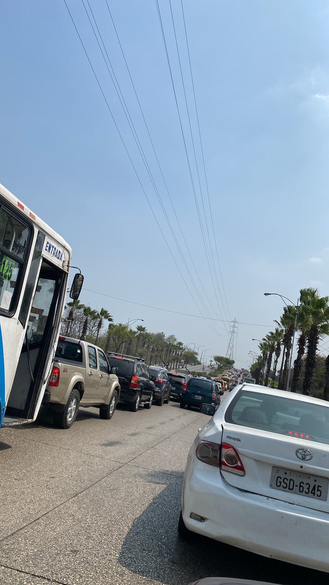 IRVINKSIM's tweet photo. @ATM_Transito los mejores para controlar el tránsito en apagones ,Av francisco de Orellana 👍🏻 https://t.co/S7tNQyVh2H