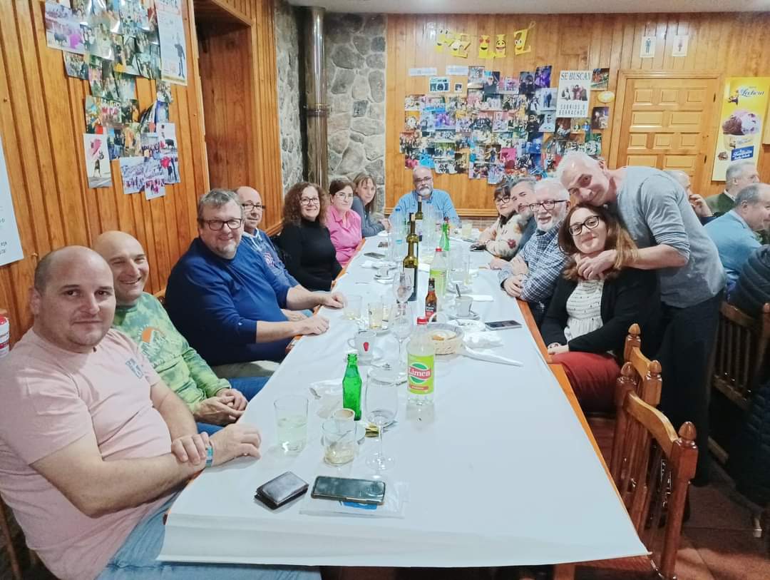 Ayer cena de Navidad junto a los compañeros de El Hornillo, un gran momento, haber si se repite lo antes posible.
Hoy curso de renovación del DESA en La Fabrica.

#proteccioncivilelarenal 
#castillayleon112
#lasprotestrabajan
#LasProtesCuentan
#lasprotesayudan
#ProteccionCivil