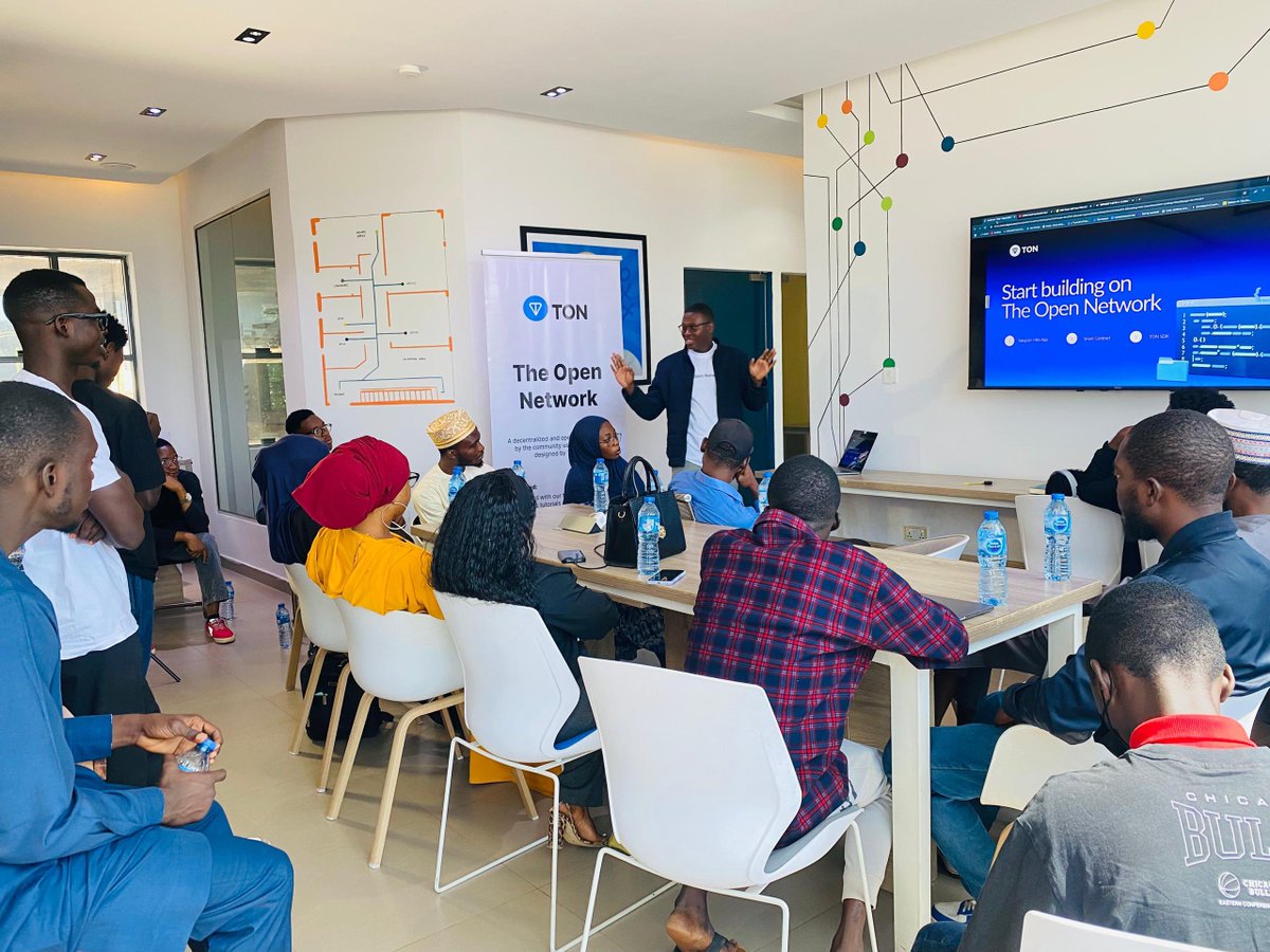 roll_exchange's tweet image. As we continue building a state-of-the-art multi-cross chain DEX protocol across 10+ blockchains with the power of AI Agents.

We&apos;re excited to share that our CTO and Co-Founder hosted the @ton_blockchain Breakfast, in Nigeria 🇳🇬.

Community is winning. 🏅