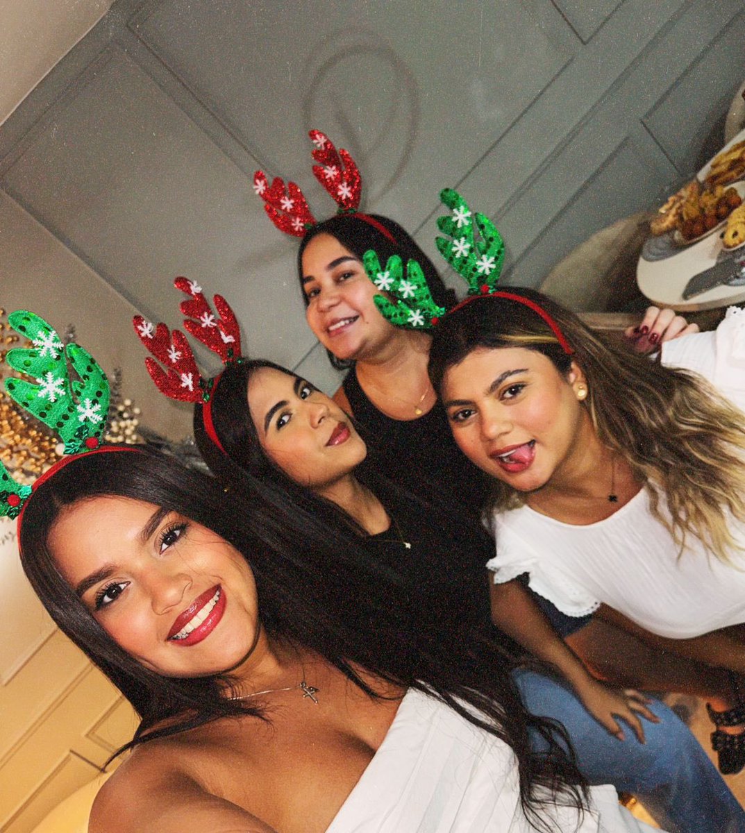 dcqf14's tweet photo. Las amo🎄 https://t.co/tBKun4hndZ
