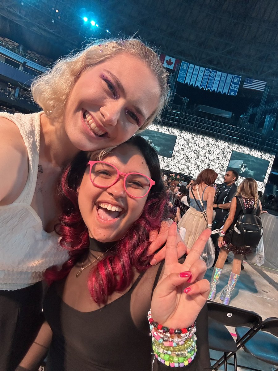 lauraswildfire's tweet photo. @lauramarano omg girl we fully forgot to update you but look who reunited two weeks ago for literally like 4 days ??? !!! im just forever grateful to you for bringing the most amazing people into my life ♥️ @multimilia https://t.co/On8at1hM6X