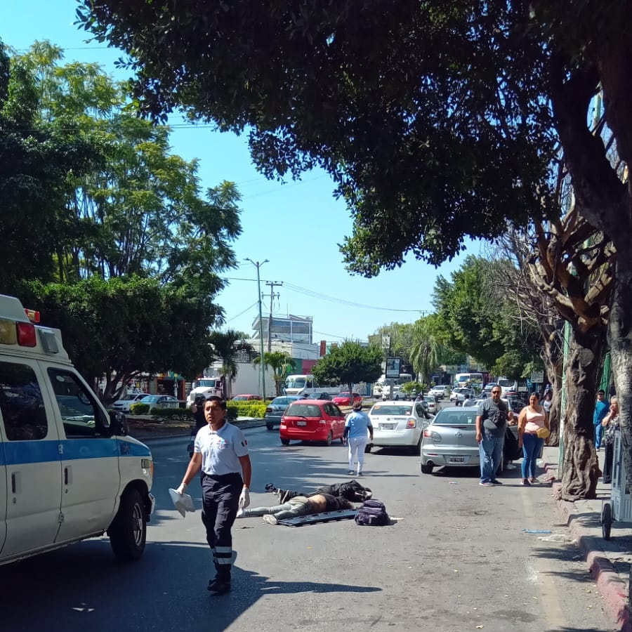LaMultimedios's tweet photo. 🔴 Cinco personas fueron arrolladas este sábado en avenida Plan de Ayala, a la altura del IMSS https://t.co/DMTHJbUyQS