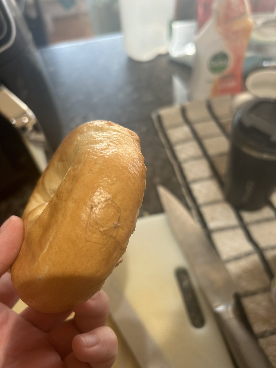immyx__'s tweet photo. @NYBakeryCo @Tesco 
Very disappointed to find dead spiders on my bagels from the packet 🤮 I have tried contacting you and had no reply. https://t.co/gP2n0eUtP2