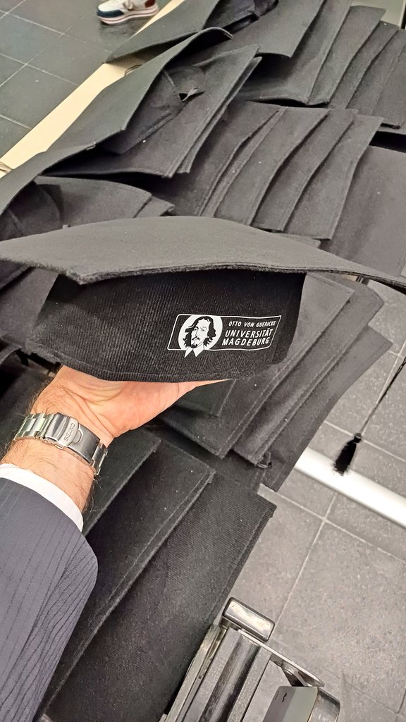 Herzliche Glückwünsche gehen an unsere diesjährigen Absolvent*innen der Fakultät für #Elektrotechnik und #Informationstechnik der <a href="/OVGUpresse/">Otto-von-Guericke-Universität Magdeburg</a>, die heute bei der feierlichen #Absolventinnenverabschiedung in Gebäude 22 ihre Urkunden überreicht bekommen haben.