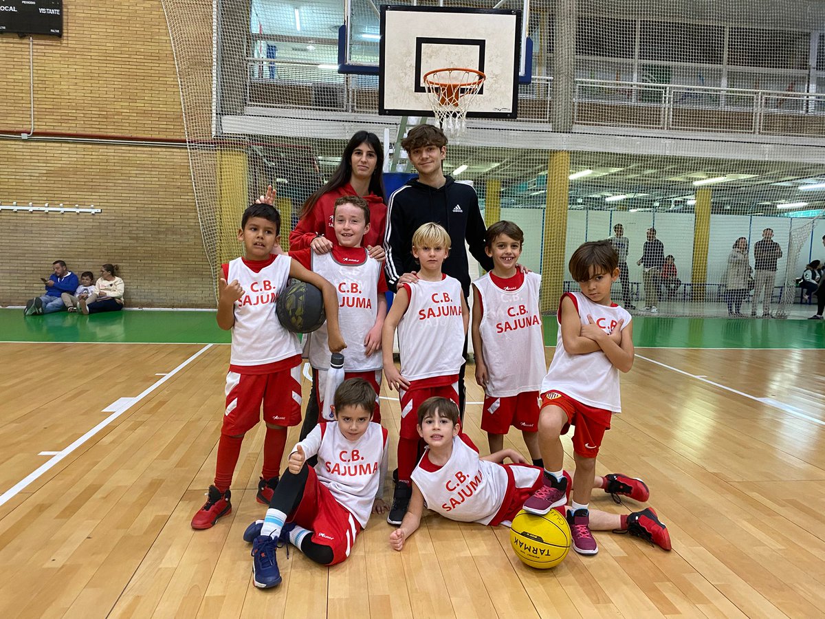 El prebenjamin Sajuma ha disfrutado de un derbi muy bonito! 
Los peques han disfrutado mucho muy orgullosa con el trabajo😊😊
Vamos Sajuma🤍❤️ Tribu sajuma. Corazón Sajuma