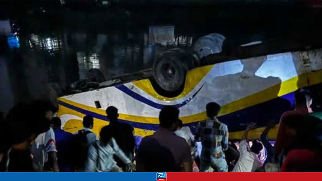 সন্ধ্যায় বনশ্রীতে যাত্রীবাহী বাস উল্টে খালে