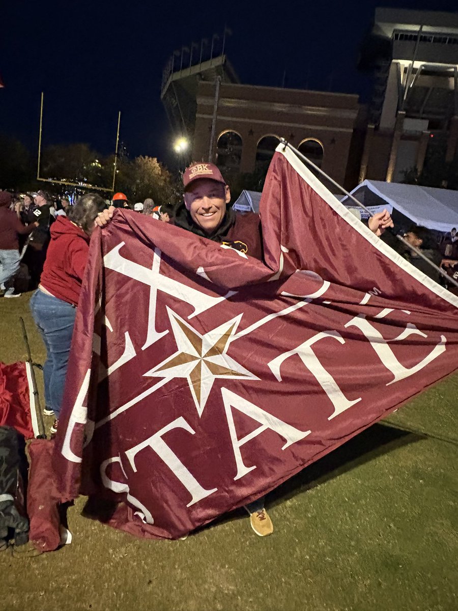 Look who is at <a href="/CollegeGameDay/">College GameDay</a> this morning! #TXST President <a href="/kdamp/">𝙺𝚎𝚕𝚕𝚢 𝙳𝚊𝚖𝚙𝚑𝚘𝚞𝚜𝚜𝚎</a> was there bright and early in the cold temps waving the old maroon and gold flag (<a href="/OMGFlag/">OMG Flag</a>). 

Until the whole world knows our name. 😼