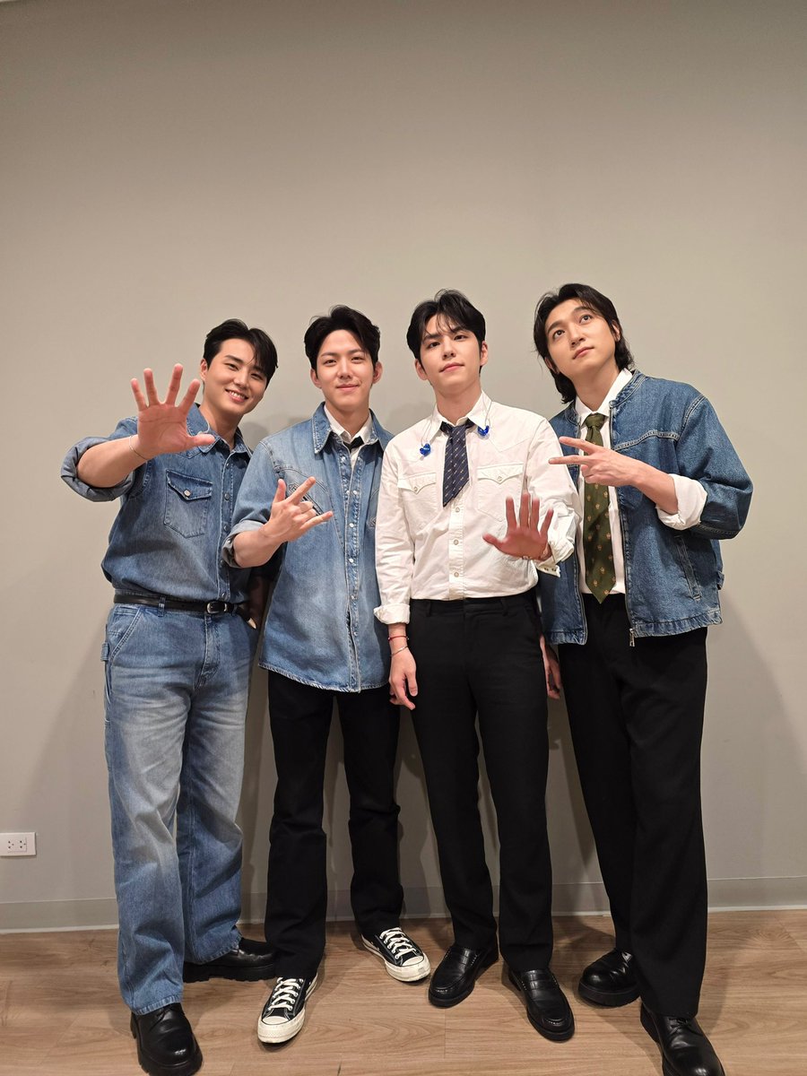 [ #DAY6_BEHIND ]

방콕 My Day와 함께하니 
3시간이 3분 같이 느껴지는 매직 🪄

푸른 청춘을 담은 오늘의 무대 🎵💙

=
With Bangkok My Day,
3 hours feel like 3 minutes—such magic 🪄

Today's stage of blue youth 🎵💙

#DAY6 #데이식스
#DAY6_3RD_WORLDTOUR
#FOREVER_YOUNG
#Band_Aid