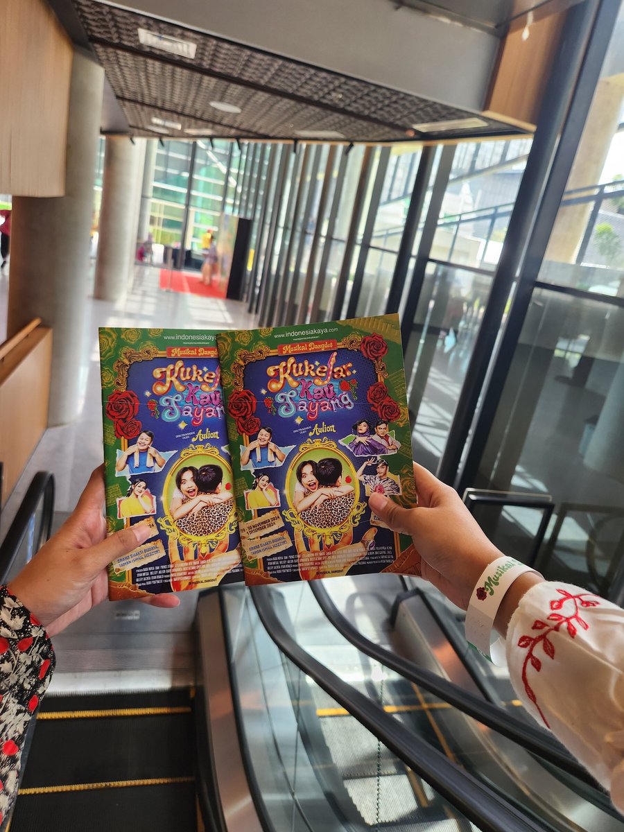 gila shout out to aulion and team👏🏻 musikal dangdut kukejar kau sayang BAGUS BANGET... durasi sepanjang itu gak bosen nontonnya👏🏻 scene favorite ku yeyen dan aa rizal ICONIC BGT😭👏🏻 keren bangeet looking forward for your next project semoga bikin musikal lagi!🤍