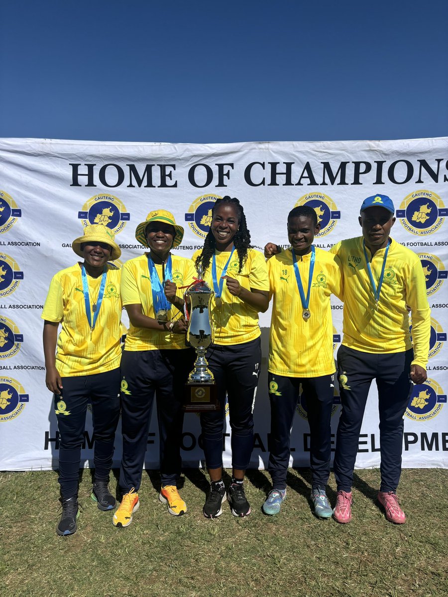 Indira_Sofia's tweet photo. Congratulations to the u20 Mamelodi Sundowns and Emmarentia Pirates for qualifying for the 2025 Gauteng SASOL League!✨
Regional League Champions: 
Mamelodi Sundowns ! 👏🏾
Coach Andisiwe, assistant coach Mazet and Solly, Manager Lerato and conditioning coach Regina! Great job ✨ https://t.co/txSjmDilnY