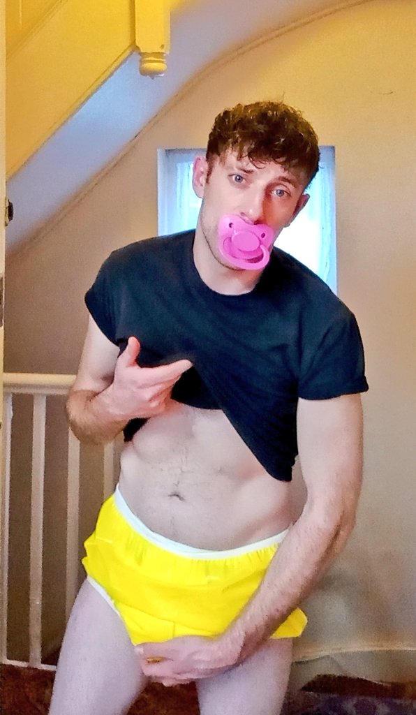 Which pic do you prefer?

#diaperboy #gaydiaperboy #twink #bedwetter #diaper #plasticpants #nappy #pacci
